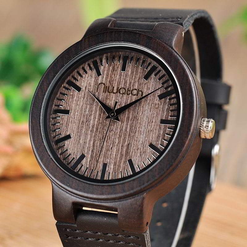 drewniany-zegarek-niwatch-basic-wykonany-z-czarnego-hebanowca-lezy-na-drewnianym-stole